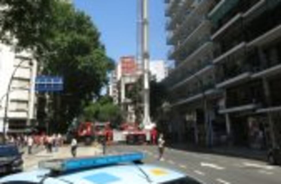 Distinguieron a los bomberos que rescataron de un edificio en llamas a una beba en Palermo