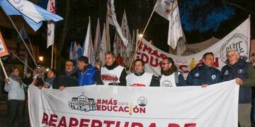 Gremios agrupados en las dos CTA (de los trabajadores y autónoma), más el SUTE y otras agrupaciones, marcharon este jueves por las calles de Mendoza\u002E