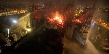 La catedral de Notre Dame, en llamas (AP)