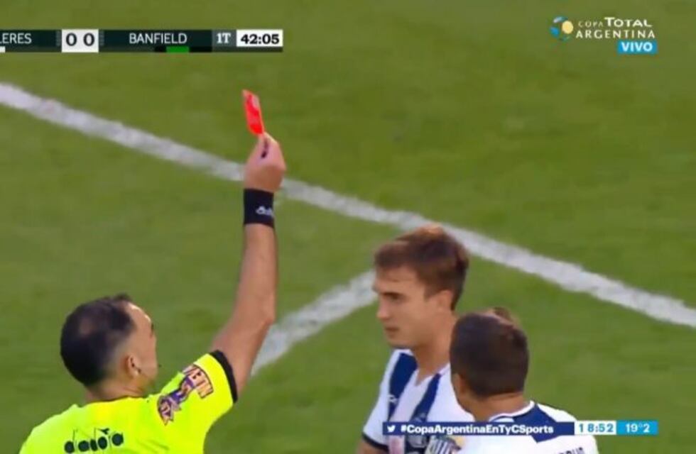 Video: Por esta falta se fue expulsado Juan Cruz Komar