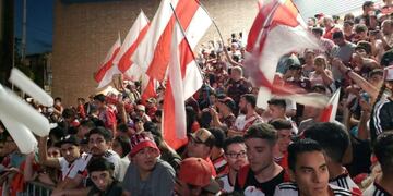 Un anticipo de lo que será el Kempes este jueves\u002E Euforia en la llegada de River a Córdoba\u002E