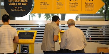 Quejas de los taxistas por las tarifas prefijadas que entraron en vigencia en Aeroparque\u002E (Silvana Boemo)