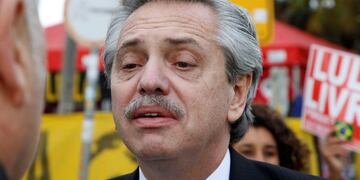 AME3503\u002E CURITIBA (BRASIL), 04/07/2019\u002E-El candidato a la presidencia de Argentina por parte del Frente de Todos, Alberto Fernández, llega este jueves a la superintendencia de la Policía Federal, donde se encuentra encarcelado el expresidente brasileño Luiz Inácio Lula da Silva, en el barrio Santa Cândida, en Curitiba (Brasil)\u002E EFE/Hedeson Alves