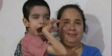 Lautaro junto a su mamá Carina\u002E