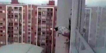 Salvó a un perrito que casi cae de un décimo piso