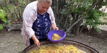 Mirtha festejó su cumpleaños con un gran arroz con pollo que repartió con los vecinos\u002E