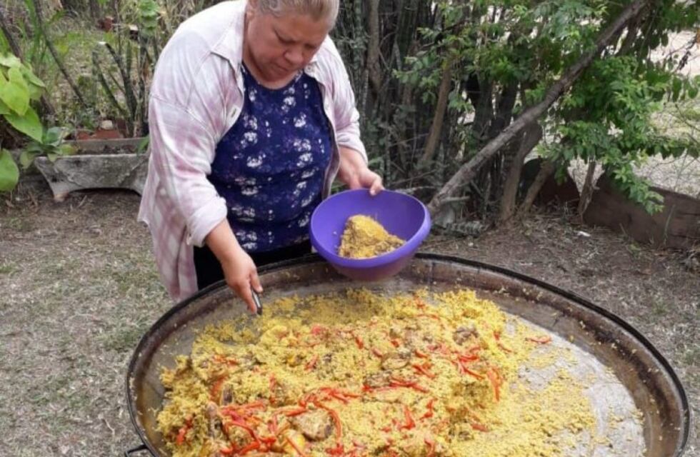 Festejó su cumpleaños con un arroz con pollo que lo distribuyó por todo el barrio