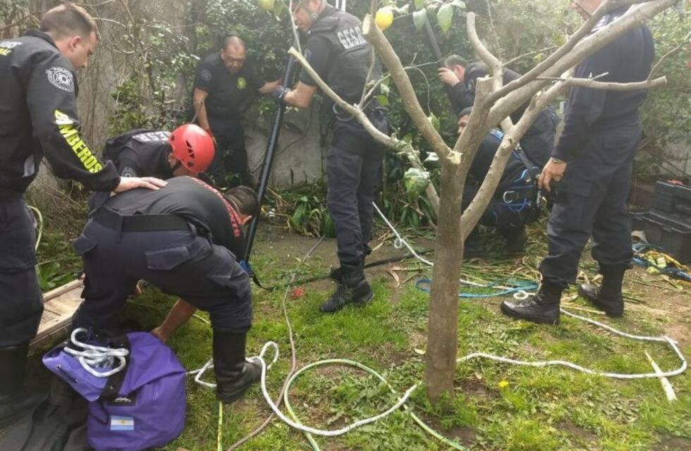 Rescataron a una anciana que había caído en un pozo ciego