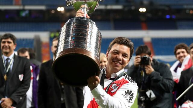 Marcelo Gallardo levanta la Copa Libertadores en Madrid. (Foto: REUTERS/Sergio Perez)