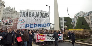 DYN006, BUENOS AIRES 26/07/17, TRABAJADORES DE PEPSICO CORTAN EL METROBUS\u002EFOTO:DYN/ALBERTO RAGGIO\u002E