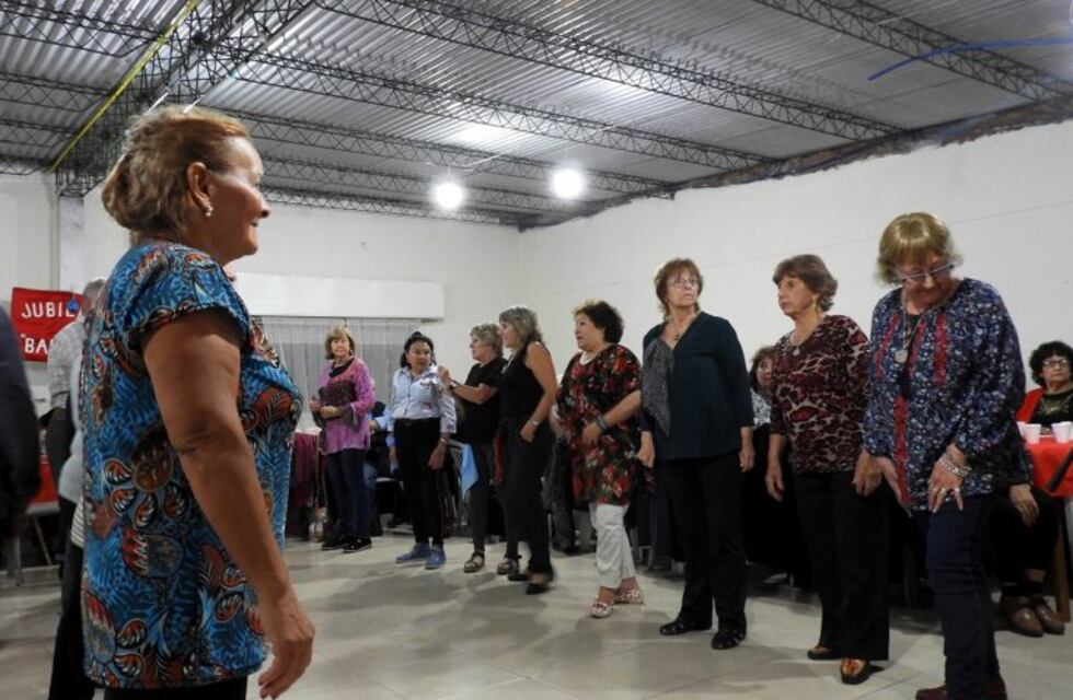 Abuelos activos en el centro de jubilados del barrio oeste