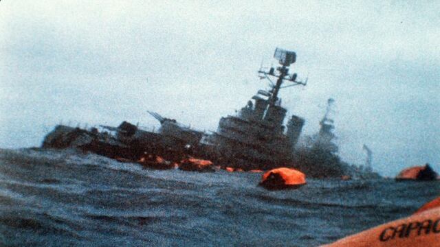 FILE - In this May 1, 1982 file photo, the Argentine cruiser General Belgrano sinks in the South Atlantic Ocean, after being torpedoed by the British Royal Navy during the Falklands conflict\u002E The war was one of the great postwar crises to hit Britain, the latest of which relates to its struggles to exit the European Union\u002E (AP Photo/File)   guerra malvinas hundimiento crucero general belgrano islas malvinas guerra hundimiento crucero general belgrano