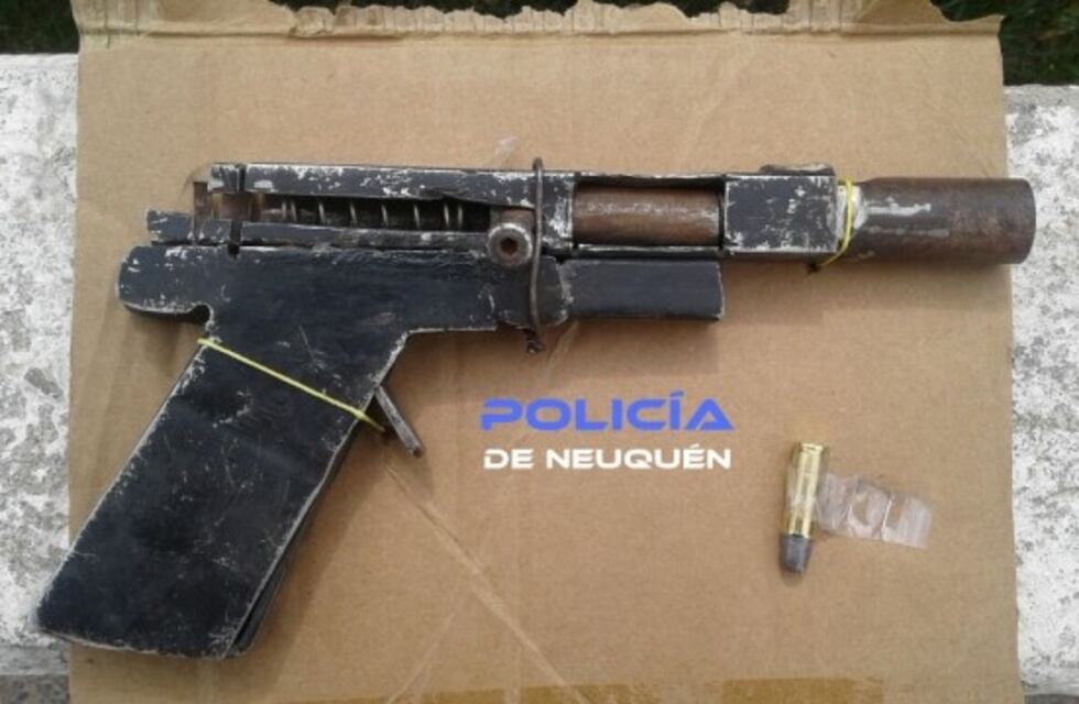 Cutral Có: Personal policial demoró a cinco personas y secuestró dos armas de fabricación casera