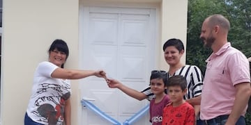 Le entregaron la casa en Tránsito para Juanpi y luego la despidieron del mismo municipio