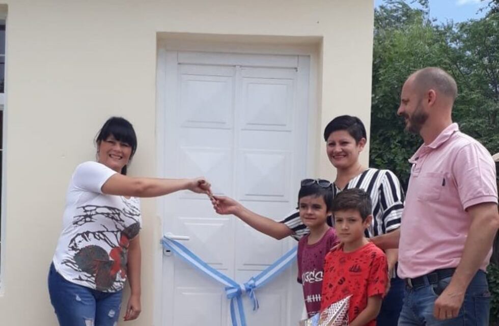 Le entregaron la casa en Tránsito para Juanpi y luego la despidieron del mismo municipio