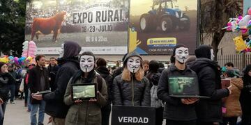 Veganos en la puerta de La Rural (Web)