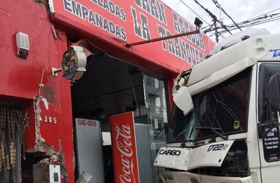 Camión rompió el frente de un comercio tras chocar con una camioneta del Servicio Penitenciario