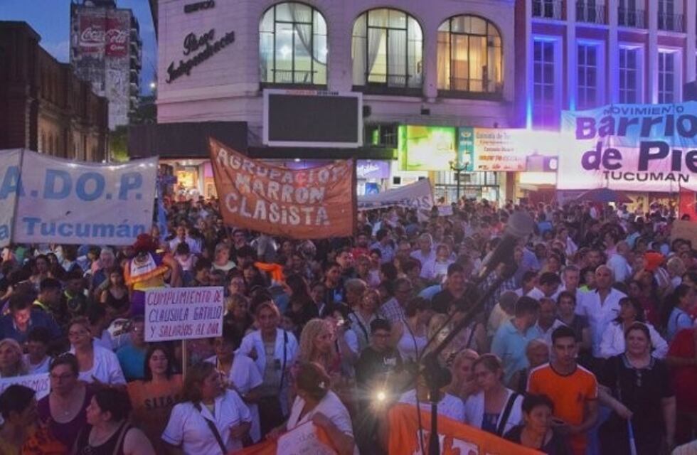 Docentes, trabajadores de la salud y agrupaciones sociales marcharon frente a Casa de Gobierno
