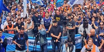 Los manifestantes colmaron las peatonales hacia el mediodía\u002E (@tincholucero)