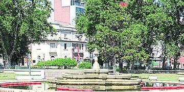 Así amaneció ayer la fuente del Paseo Sobremonte, con decenas de salvavidas rojos flotando sobre el agua\u002E