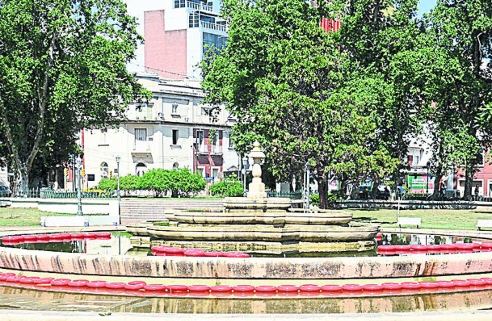 Misterio por los salvavidas de color rojo que aparecieron en Córdoba