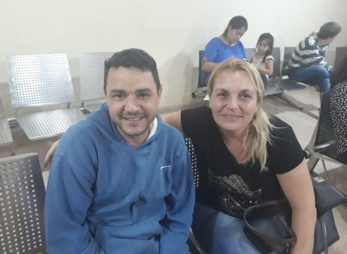 El joven que le devolvió la billetera a Sara, junto a su esposa\u002E (Foto: Misiones Online)