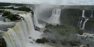 El increíble video de una cascada que cae hacia arriba\u002E