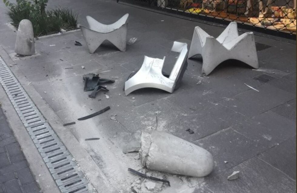 Conductor rompió parte del mobiliario urbano en Sarmiento al 700