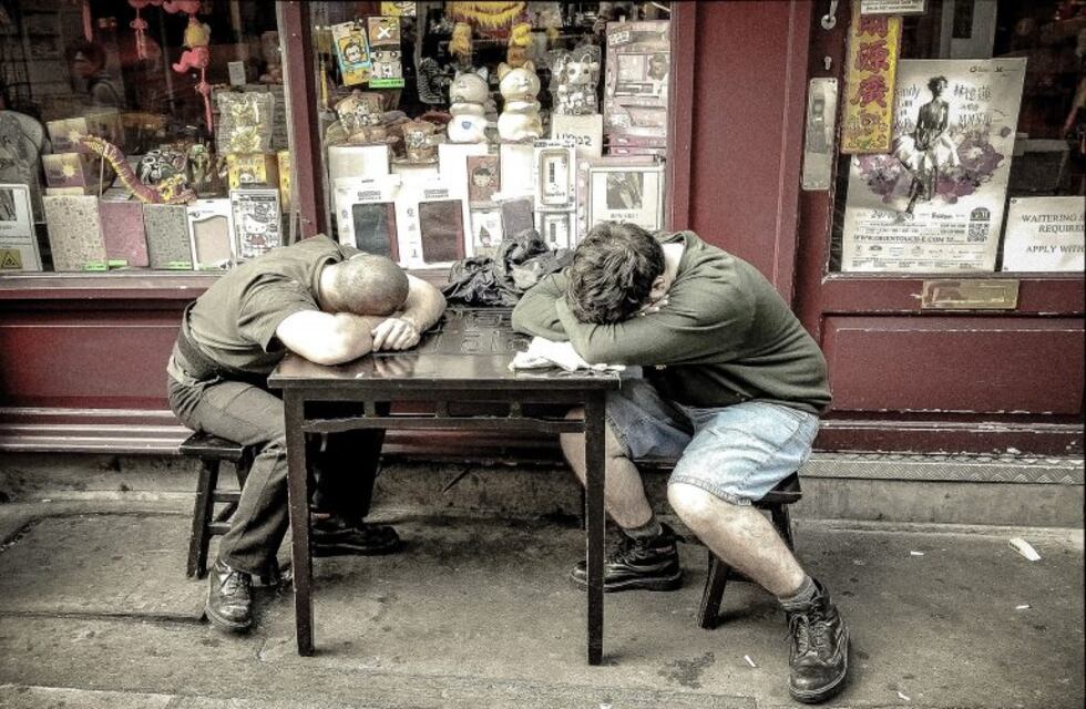 ¿Es bueno dormir la siesta después de comer?