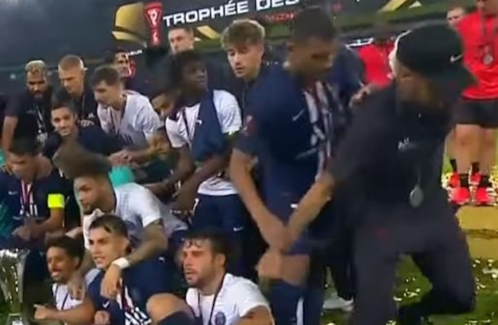¡Lo echó de la foto! El polémico empujón de Kylian Mbappé a Neymar tras ganar la Supercopa de Francia