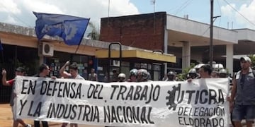 Marcharon hacia el Ministerio de Trabajo en Eldorado ante los despidos para visibilizar su situación\u002E (Foto: Cyntia López)\u002E