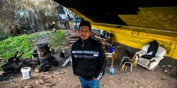 Carlos Mierez vive desde hace ocho años debajo de un puente