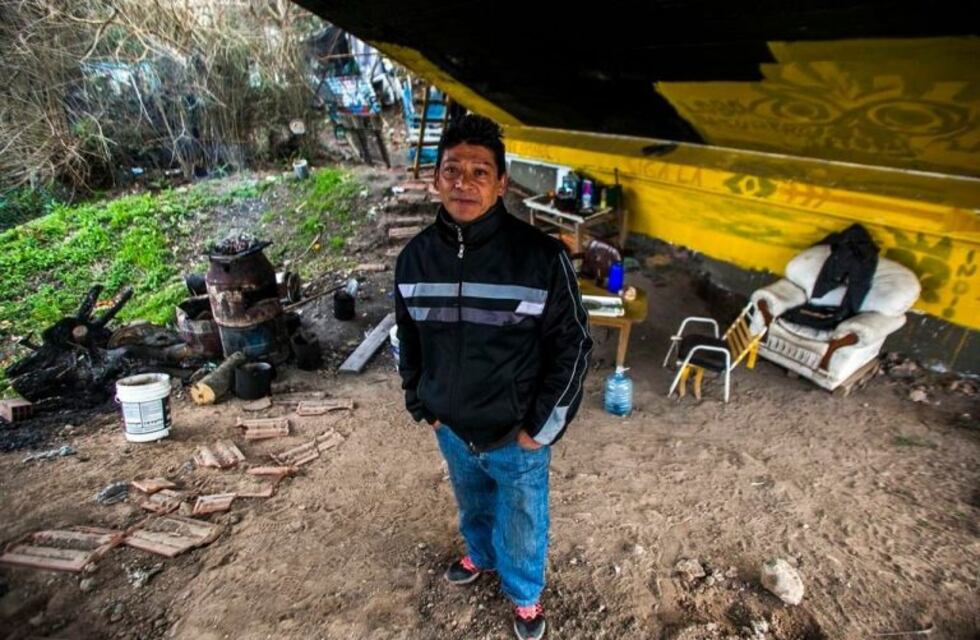 Tiene su refugio debajo del puente Donato Gerardi en Gonnet