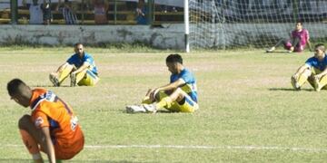 Rivales de Vélez de Santiago se quejaron con una inusual protesta por cómo los arbitrajes lo beneficiaron\u002E Ahora es el turno de Racing de enfrentar a los santiagueños\u002E