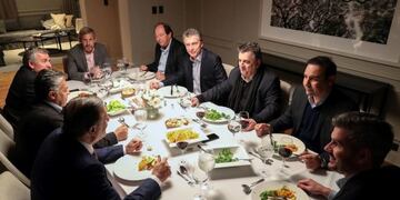 Mauricio Macri escucha atentamente a la cúpula de la UCR en la Casa Rosada\u002E