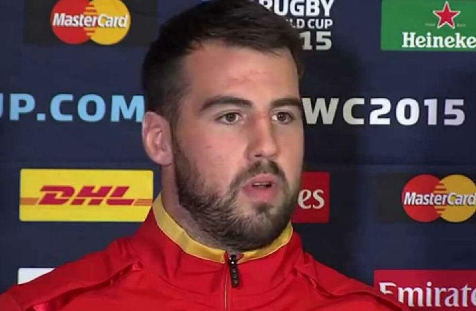 Un rugbier quiso acariciar un león y le terminó mordiendo la mano