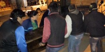 Féretro en una comisaría de Tartagal (Web)