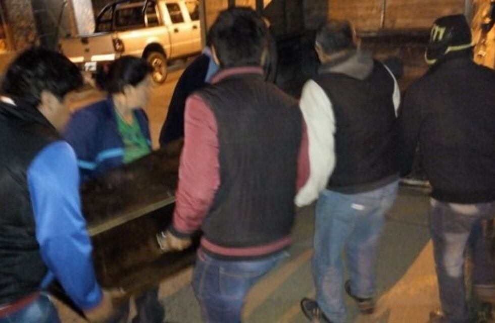 Está detenido, no lo dejaban salir al velorio de su papá y su familia llevó el cajón a la comisaría