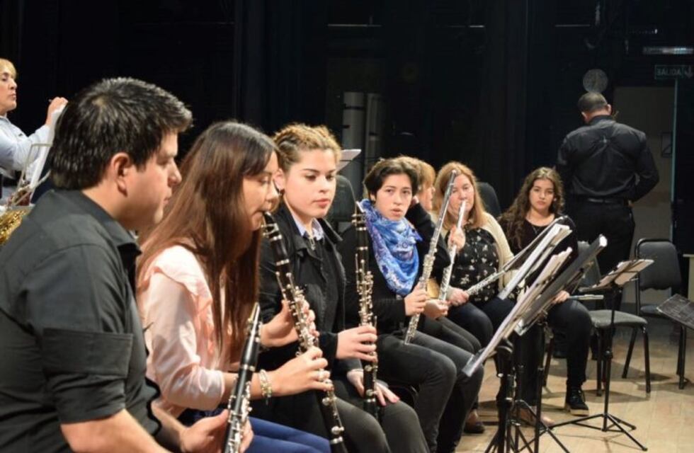 Primeros egresados del Centro de Producción y Educación artístico cultural