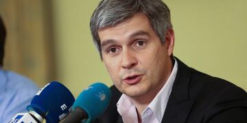 BAS33. BUENOS AIRES (ARGENTINA), 07/12/2016.- El jefe de Gabinete de ministros de Argentina, Marcos Peu00f1a (c), habla durante un encuentro con la prensa hoy, miu00e9rcoles 7 de diciembre de 2016, con motivo del primer au00f1o de gobierno del presidente Mauricio Mac