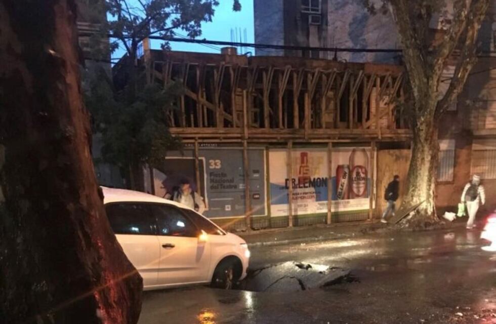 Un auto quedó atascado en plena tormenta por culpa de un pozo en Pichincha