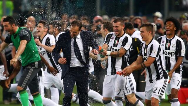 Football Soccer - Lazio v Juventus - Italian Cup Final - Olympic Stadium, Rome, Italy - 17/5/17Juventus coach Massimiliano Allegri and players celebrate winning the Italian Cup FinalReuters / Alessandro Bianchi