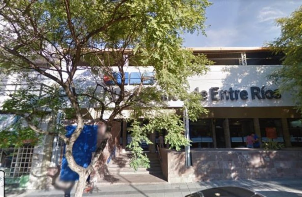 Buenos gestos paranaenses: joven repartió agua a los abuelos en la fila del banco