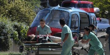 Venu00edan desde Chile hacia Mendoza cinco ocupantes, la camioneta volcu00f3 y una mujer que iba en el vehu00edculo fue trasladada en helicu00f3ptero al hospital Central.