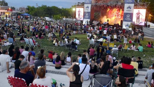 El joven sacó a relucir su particular indumentaria en medio de una masiva fiesta en Embalse. Diego Parés / Los Andes