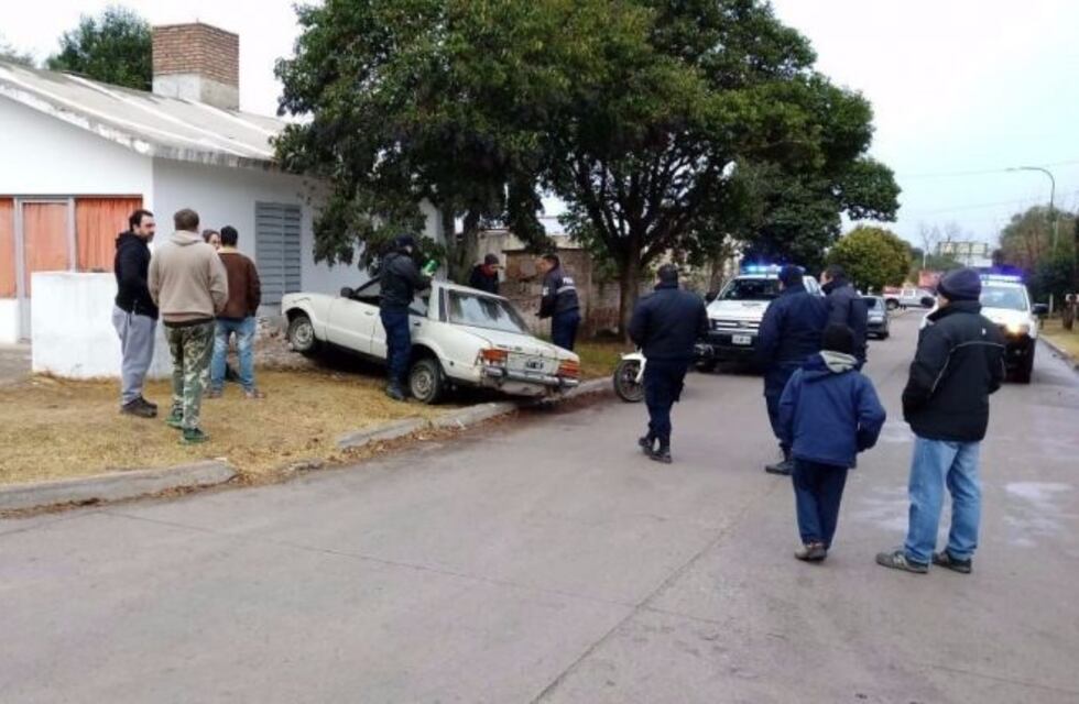 Conducía borracho y chocó contra una vivienda