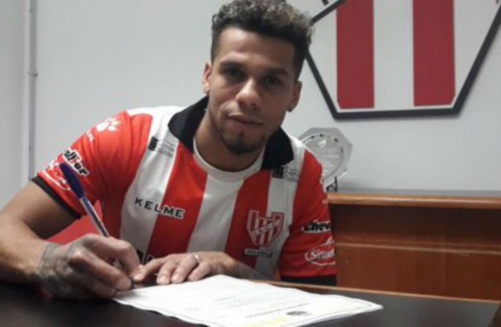 El Monito Silva se adueña de la pelota en Instituto
