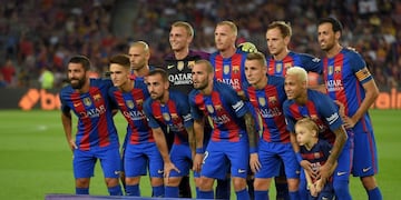 equipo plantel formacion futbolistas jugadores\r\n\r\n(From Left) Barcelona's Turkish midfielder Arda Turan, Barcelona's midfielder Denis Suarez, Barcelona's Argentinian defender Javier Mascherano, Barcelona's forward Paco Alcacer, Barcelona's Dutch goalkeeper Jasper Cillessen, Barcelona's defender Aleix Vidal, Barcelona's French defender Jeremy Mathieu, Barcelona's French defender Lucas Digne, Barcelona's Croatian midfielder Ivan Rakitic, Barcelona's Brazilian forward Neymar and Barcelona's midfielder Sergio Busquets line up before the Spanish league football match FC Barcelona vs Deportivo Alaves at the Camp Nou stadium in Barcelona on September 10, 2016\u002E / AFP PHOTO / LLUIS GENE españa campeonato torneo liga española español futbol futbolistas partido barcelona deportivo alaves