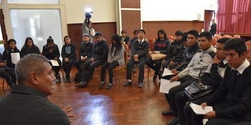 El diputado Santillán con alumnos de Los Alisos, Jujuy