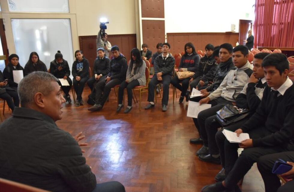 Estudiantes se interesaron por la tarea legislativa del diputado Santillán